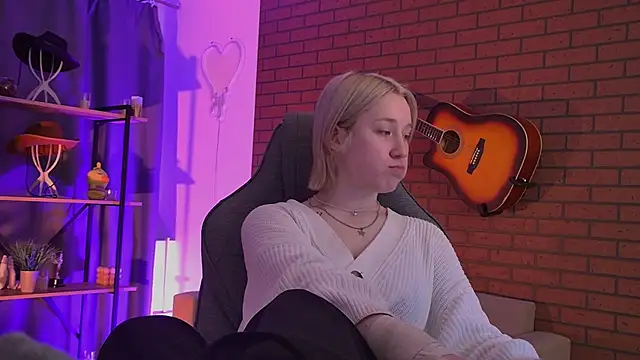 Snapshot of CinBellamy chatting on 04.10.26 CinBellamy online show from 04.10.26