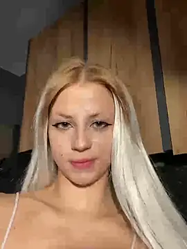 Snapshot of FavoriteKira chatting on 10.01.25 FavoriteKira online show from 10.01.25