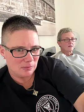 Snapshot of voluptuous-minx chatting on 12.14.25 voluptuous-minx online show from 12.14.25