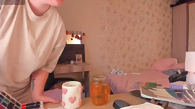 Snapshot of Alice_next_door chatting on 07.22.26 Alice next door online show from 07.22.26