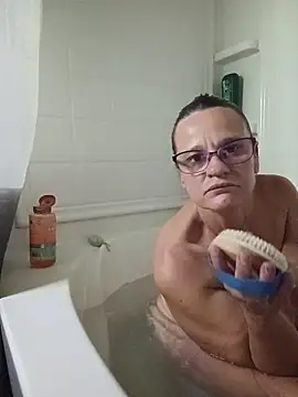 Snapshot of PremiumKitty chatting on 10.14.25 PremiumKitty online show from 10.14.25