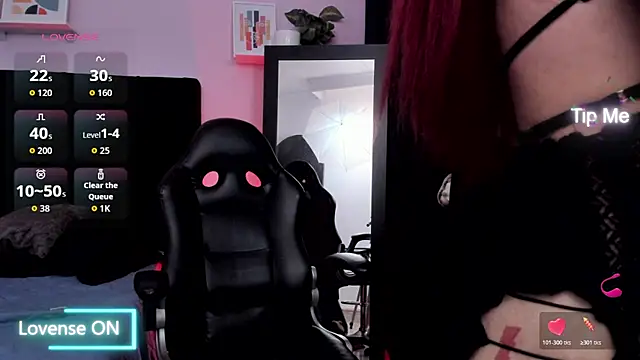 Snapshot of emmabridgerton chatting on 10.29.25 emmabridgerton online show from 10.29.25