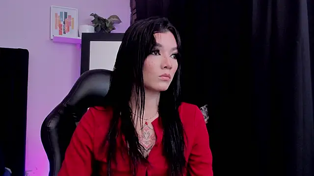 Snapshot of emmabridgerton chatting on 11.25.25 emmabridgerton online show from 11.25.25