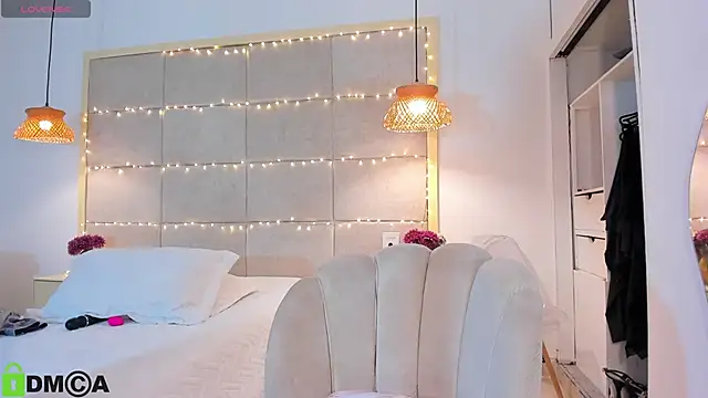 VioletHilton online show from 02.12.26