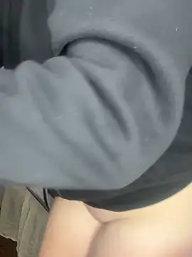 Snapshot of M1l3yD3w chatting on 11.26.25 M1l3yD3w online show from 11.26.25