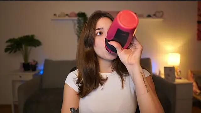 Snapshot of kissie_cat chatting on 12.19.25 kissie cat online show from 12.19.25