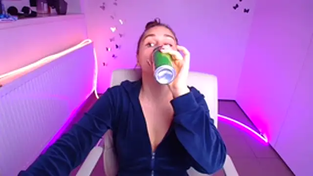 Stefanie Sweet online show from 10.28.25