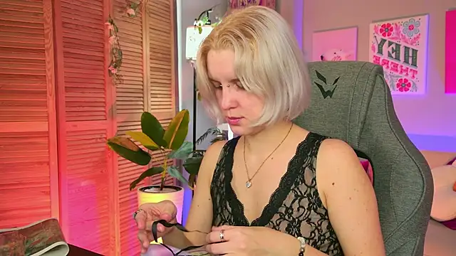 Snapshot of BethanyCloud chatting on 11.20.25 BethanyCloud online show from 11.20.25