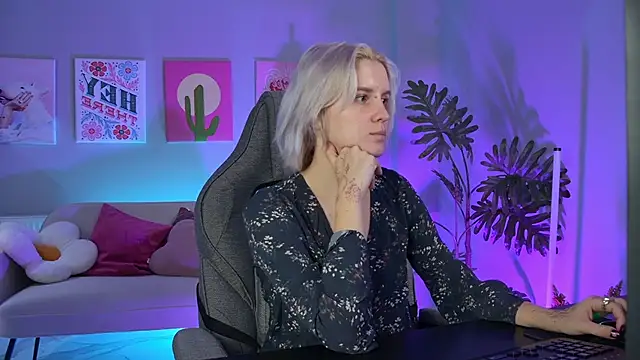 Snapshot of BethanyCloud chatting on 12.01.25 BethanyCloud online show from 12.01.25