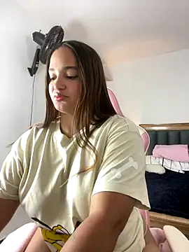 Snapshot of Andrea-Lu chatting on 09.30.25 Andrea-Lu online show from 09.30.25