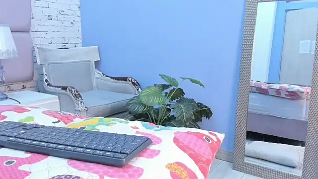 Snapshot of XimenaRougge chatting on 09.13.25 XimenaRougge online show from 09.13.25