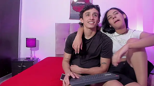 Snapshot of AndretiiAndCamila chatting on 10.04.25 AndretiiAndCamila online show from 10.04.25