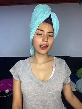 Snapshot of hotwife26 chatting on 12.22.25 hotwife26 online show from 12.22.25