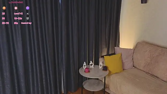 Snapshot of LouisaChaobal chatting on 10.18.25 LouisaChaobal online show from 10.18.25