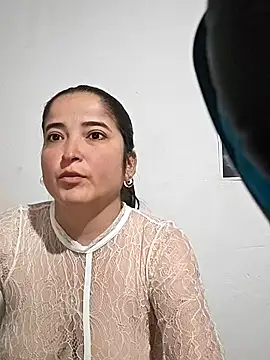 Snapshot of Ainaraazul chatting on 12.17.25 Ainaraazul online show from 12.17.25