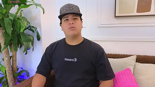 Snapshot of Naim_Bennetsex chatting on 06.17.26 Naim Bennetsex online show from 06.17.26