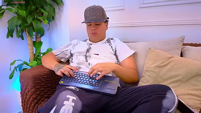 Snapshot of Naim_Bennetsex chatting on 07.28.26 Naim Bennetsex online show from 07.28.26
