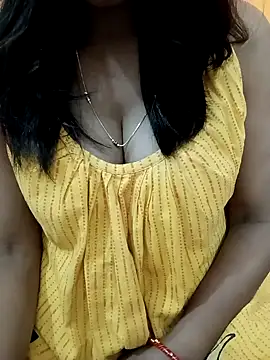 Snapshot of Hot-Risa chatting on 12.14.25 Hot-Risa online show from 12.14.25