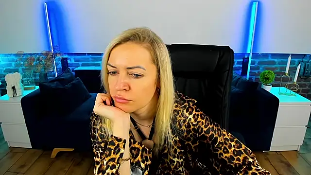 Anna Snows online show from 09.23.25