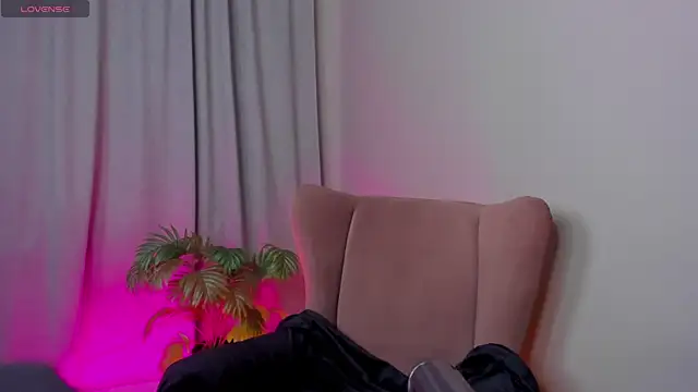 Snapshot of Ann_Perry chatting on 10.10.25 Ann Perry online show from 10.10.25