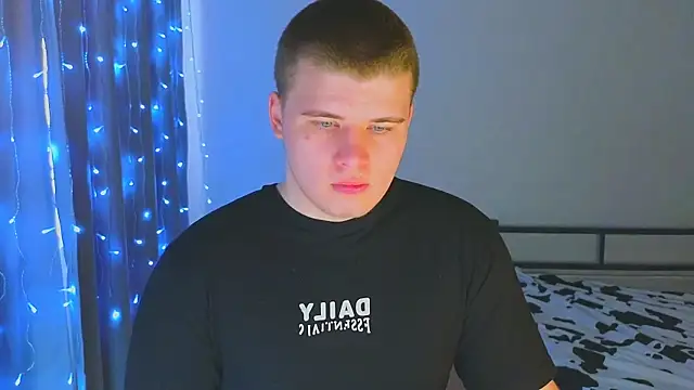 Snapshot of kittenmurr chatting on 11.25.25 kittenmurr online show from 11.25.25