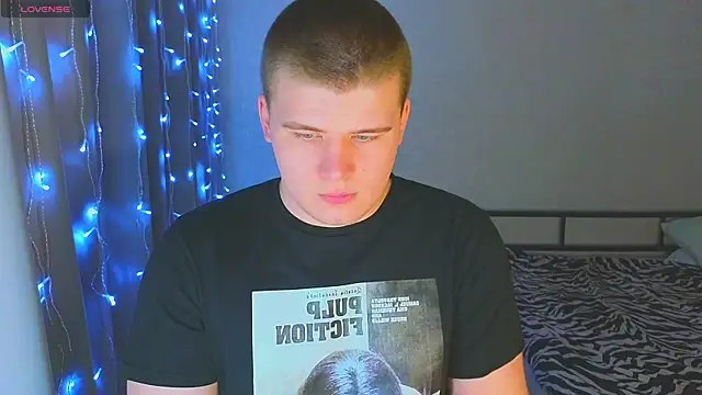 Snapshot of kittenmurr chatting on 12.15.25 kittenmurr online show from 12.15.25