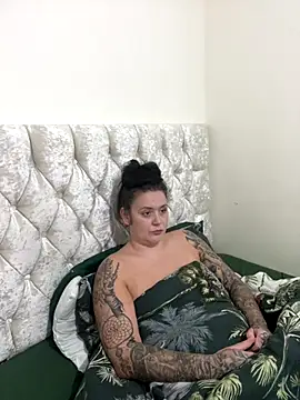 Snapshot of Charsworld chatting on 12.22.25 Charsworld online show from 12.22.25