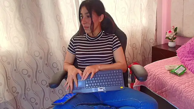 Snapshot of DarlingDuchess_ chatting on 10.07.25 DarlingDuchess online show from 10.07.25
