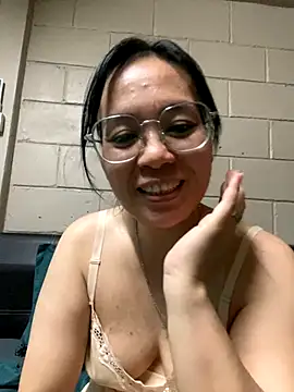 Snapshot of melyiaaa chatting on 11.25.25 melyiaaa online show from 11.25.25