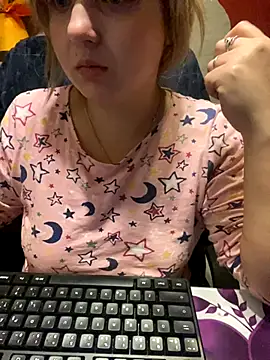 Snapshot of qSensi chatting on 11.30.25 qSensi online show from 11.30.25