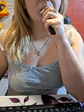 Snapshot of qSensi chatting on 12.02.25 qSensi online show from 12.02.25