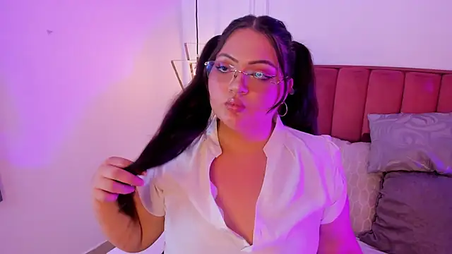 Snapshot of Tessa_Sinclaire chatting on 10.04.25 Tessa Sinclaire online show from 10.04.25