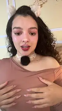 Snapshot of AriaHeavenss chatting on 11.22.25 AriaHeavenss online show from 11.22.25