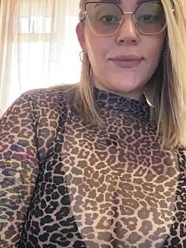 Snapshot of CurvyLust_x chatting on 12.17.25 CurvyLust x online show from 12.17.25