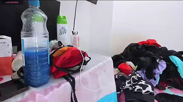 Snapshot of zou_quira chatting on 11.22.25 zou quira online show from 11.22.25