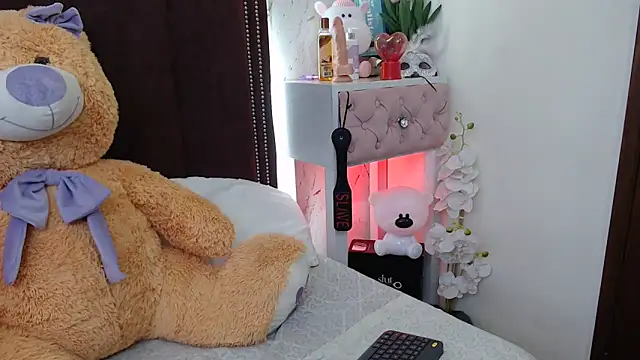 Snapshot of VioletxBloom chatting on 10.04.25 VioletxBloom online show from 10.04.25