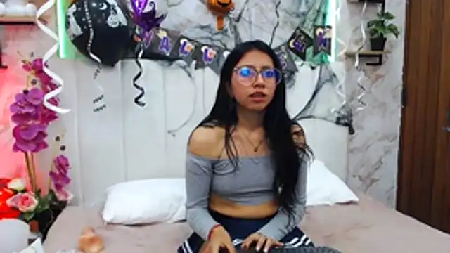 Snapshot of VioletxBloom chatting on 10.18.25 VioletxBloom online show from 10.18.25