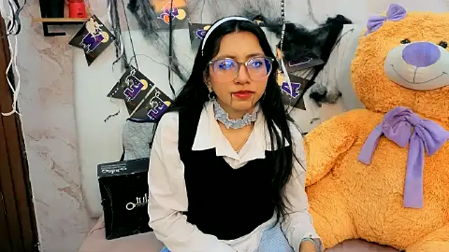 Snapshot of VioletxBloom chatting on 10.29.25 VioletxBloom online show from 10.29.25