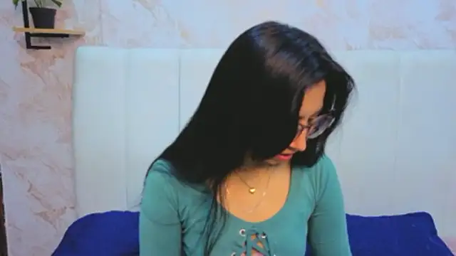 Snapshot of VioletxBloom chatting on 11.12.25 VioletxBloom online show from 11.12.25