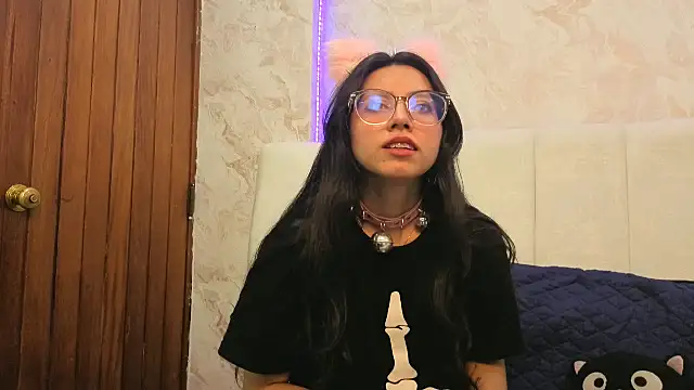 Snapshot of VioletxBloom chatting on 11.22.25 VioletxBloom online show from 11.22.25