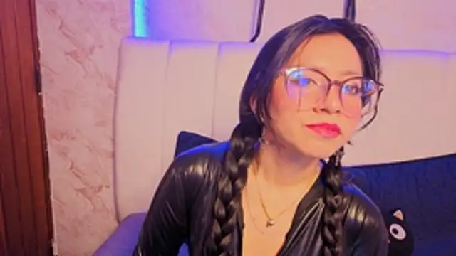 Snapshot of VioletxBloom chatting on 11.23.25 VioletxBloom online show from 11.23.25