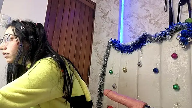 Snapshot of VioletxBloom chatting on 12.21.25 VioletxBloom online show from 12.21.25