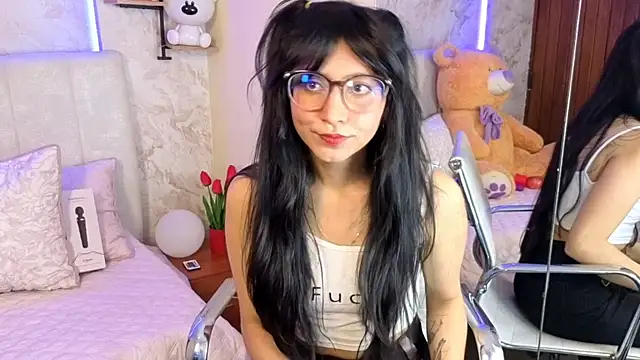 Snapshot of VioletxBloom chatting on 02.04.26 VioletxBloom online show from 02.04.26