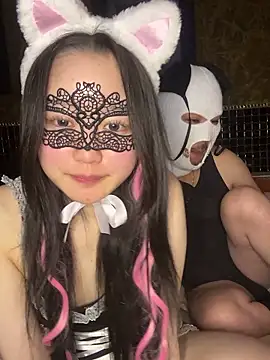 Snapshot of NENEandOJI chatting on 10.31.25 NENEandOJI online show from 10.31.25