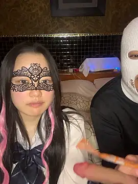 Snapshot of NENEandOJI chatting on 12.16.25 NENEandOJI online show from 12.16.25