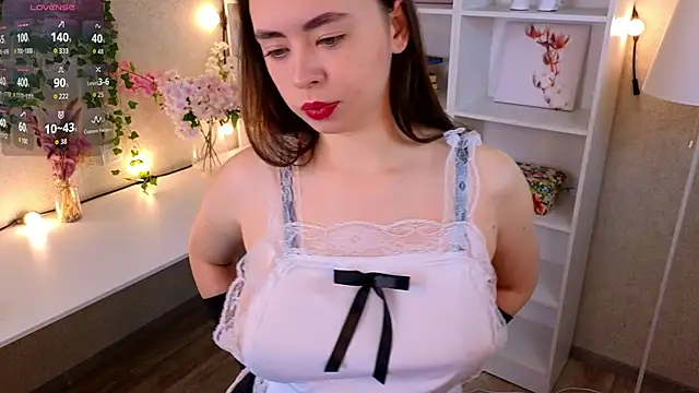 Snapshot of TraciMyntti chatting on 10.03.25 TraciMyntti online show from 10.03.25