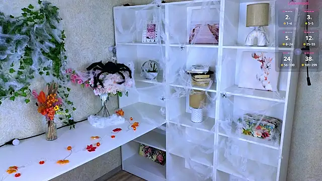 Snapshot of TraciMyntti chatting on 10.19.25 TraciMyntti online show from 10.19.25