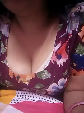 Snapshot of TINASONI chatting on 11.19.25 TINASONI online show from 11.19.25