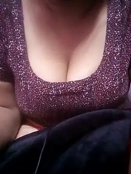 Snapshot of TINASONI chatting on 11.24.25 TINASONI online show from 11.24.25