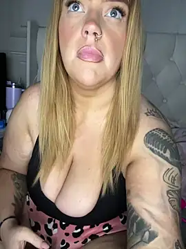 Snapshot of MysteriousMylaX chatting on 12.20.25 MysteriousMylaX online show from 12.20.25